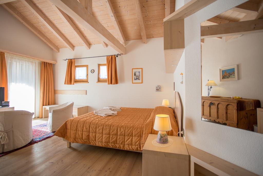 Castelir Suite Hotel Panchià Kamer foto