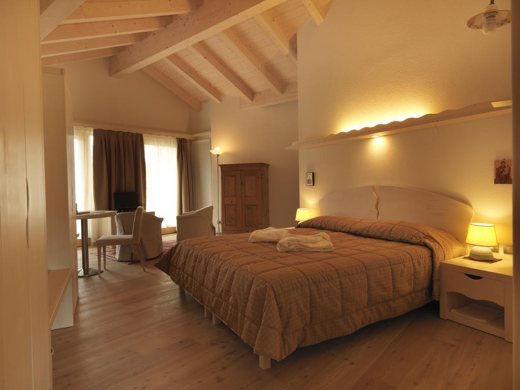 Castelir Suite Hotel Panchià Kamer foto